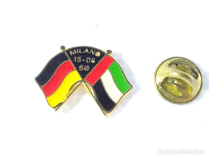 Sammelleidenschaft Sport: PIN DE DEPORTES. F&Uacute;TBOL. MUNDIAL ITALIA 90 1990. PARTIDO MIL&Aacute;N ALEMANIA EMIRATOS &Aacute;RABES UAE BANDERAS