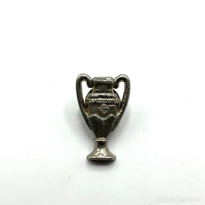 Sammelleidenschaft Sport: Pin deportivo de ojal en forma de copa - EL MUNDO DEPORTIVO - MINCAR