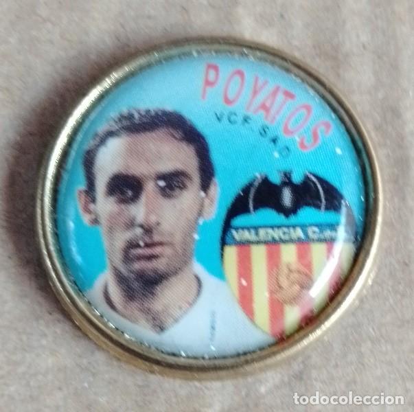 Sports collectibles: pin jugador Valencia F C 1995-96 Poyatos