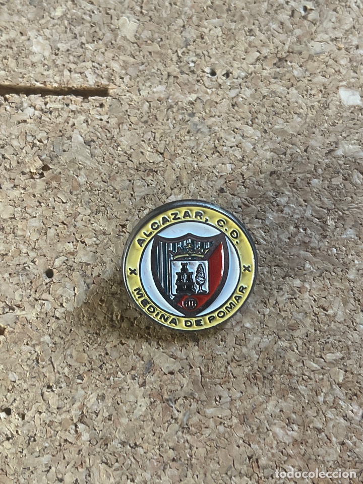 Collezionismo sportivo: Pin de futbol alcazar medina de pomar