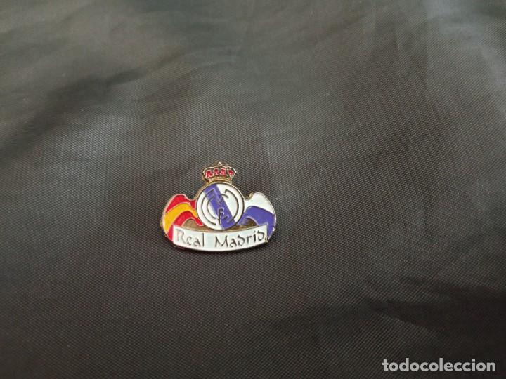 Colecionismo desportivo: Pin Real Madrid con la aguja cortada