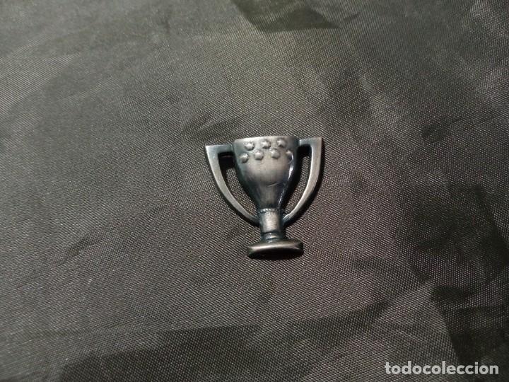 Sammelleidenschaft Sport: Pin copa Real Madrid con la aguja cortada