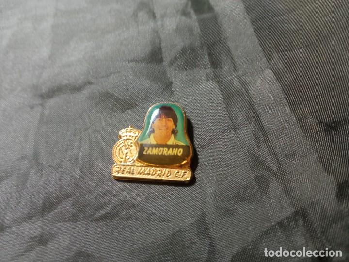 Sammelleidenschaft Sport: Pin Zamorano Real Madrid con la aguja cortada