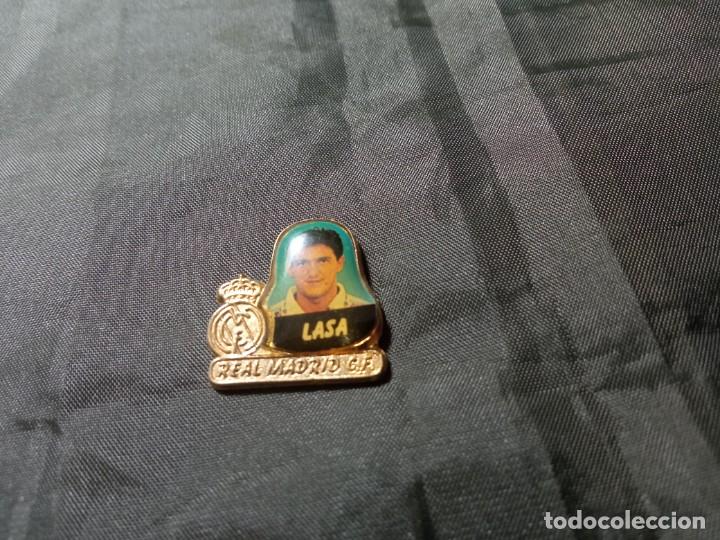 Sammelleidenschaft Sport: Pin Lasa Real Madrid con la aguja cortada