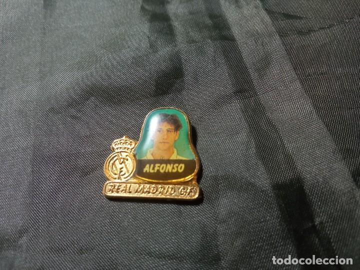 Sammelleidenschaft Sport: Pin Alfonso Real Madrid con la aguja cortada