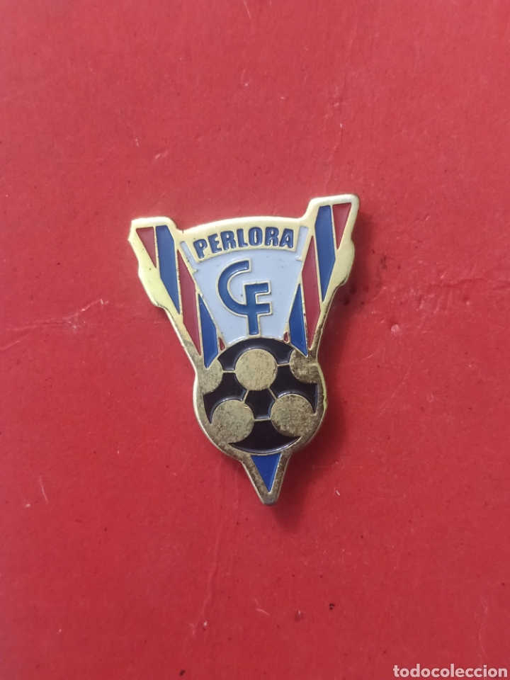 pins de fútbol club victoria de perlora. asturi - Buy Football pins on  todocoleccion