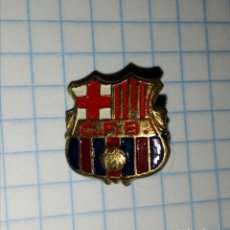 Coleccionismo deportivo: FC BARCELONA BARÇA - PIN INSIGNIA - PELOTA DE BASKET - CA 1950. Lote 335261998