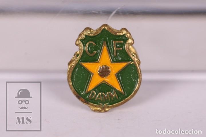 Sammelleidenschaft Sport: Antigua Insignia de Botonera Club Futbol Damm - CF - 14 x 16 mm - Forma Variante Escudo