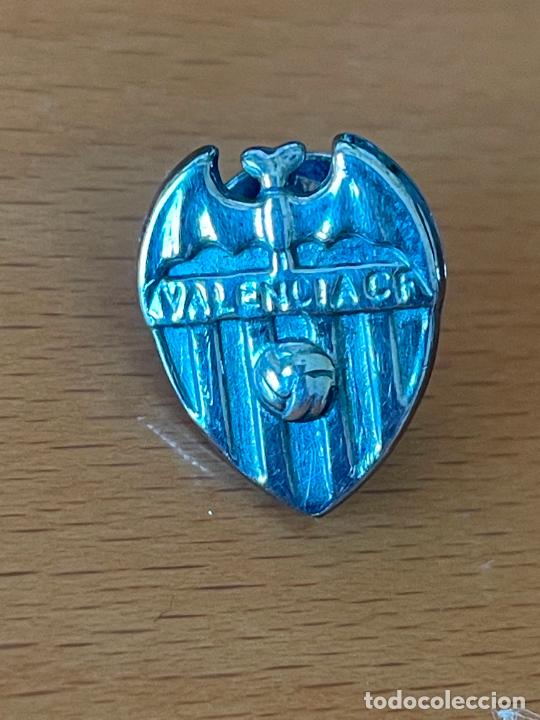Collezionismo sportivo: Antiguo pin plateado del Valencia C. F.