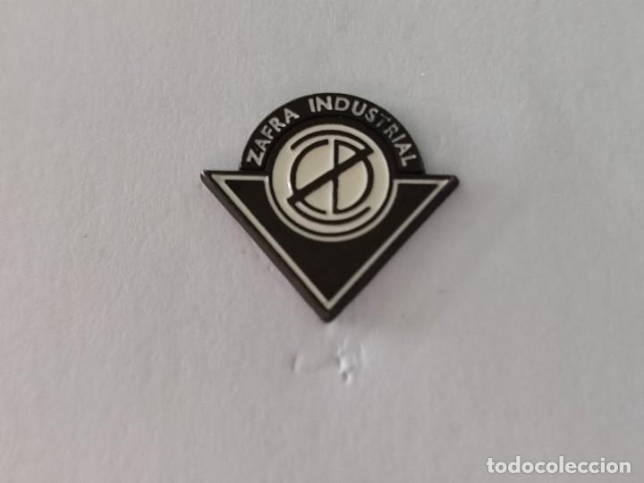 Coleccionismo deportivo: FUTBOL- PIN ZAFRA INDUSTRIAL- BADAJOZ