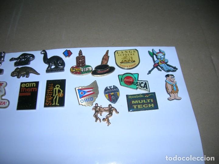 Sammelleidenschaft Sport: Pin jugadores f&uacute;tbol. Mide 22 x 20 mm.