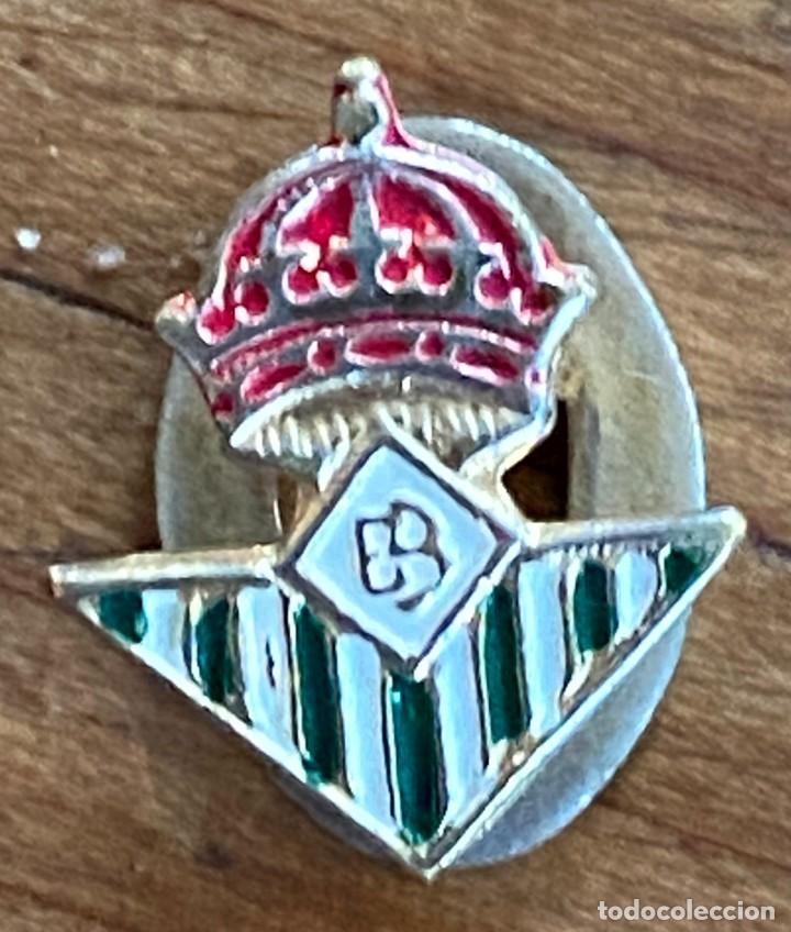 Collectionnisme sportif: INSIGINIA ESMALTADA DE SOLAPA DEL REAL BETIS FUTBOL CLUB, REVERSO PARA SOLAPA.