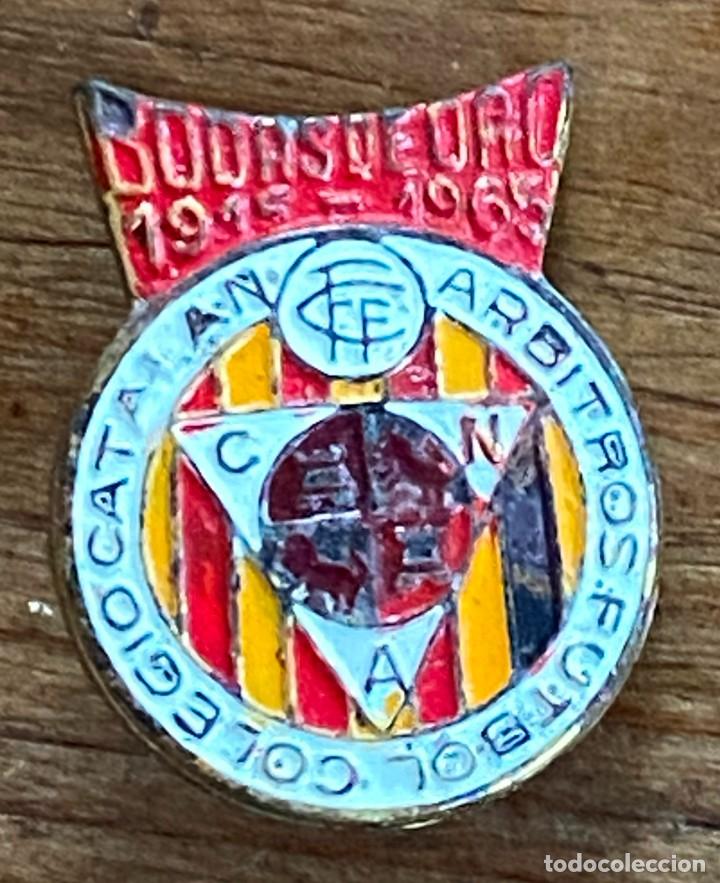 Collectionnisme sportif: Insignia bodas de oro colegio catalan de arbitros de f&uacute;tbol, REVERSO CON ALFILER. MIDE 2 CMS.