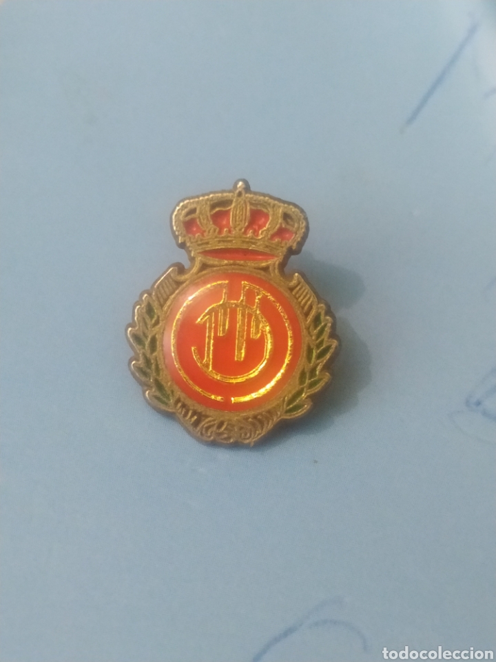 Sammelleidenschaft Sport: PINS DE F&Uacute;TBOL. Oficial. R. C. DEPORTIVO MALLORCA. BALEARES.