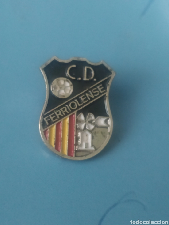 Sammelleidenschaft Sport: PINS DE F&Uacute;TBOL CD FERRIOLENSE . Palma de Mallorca. BALEARES