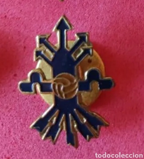 Coleccionismo deportivo: ⚽ Antigua insignia de ojal o solapa futbol FRENTE DE JUVENTUDES C.F. - V&eacute;lez M&aacute;laga (M&aacute;laga)