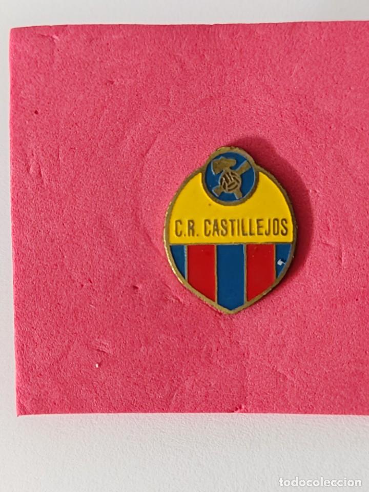 Collezionismo sportivo: FUTBOL- ANTIGUO PIN CLUB RIFFIEN CASTILLEJOS DE CEUTA.