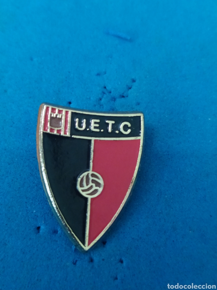 Collectionnisme sportif: PINS DE F&Uacute;TBOL U. E. TORRE CLARAMUNT. BARCELONA