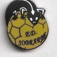 Colecionismo desportivo: PIN DE FUTBOL DEL CLUB ED SOBRARBE HUESCA. Lote 363083690