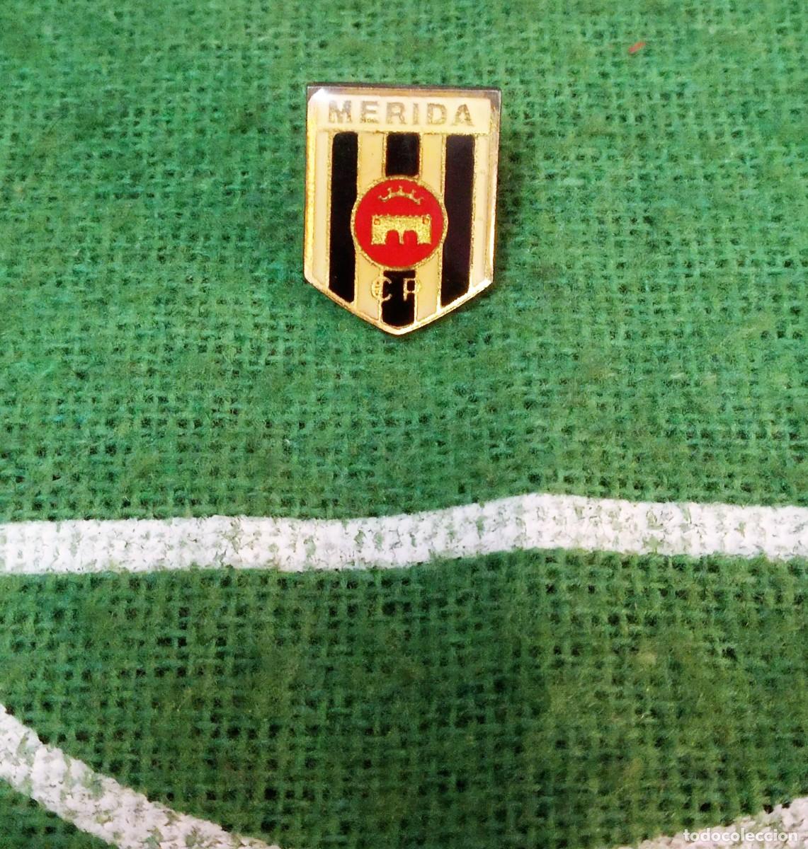 Colecionismo desportivo: PIN DE FUTBOL -CLUB DEPORTIVO MERIDA (BADAJOZ)- ESMALTADO - ANTIGUO