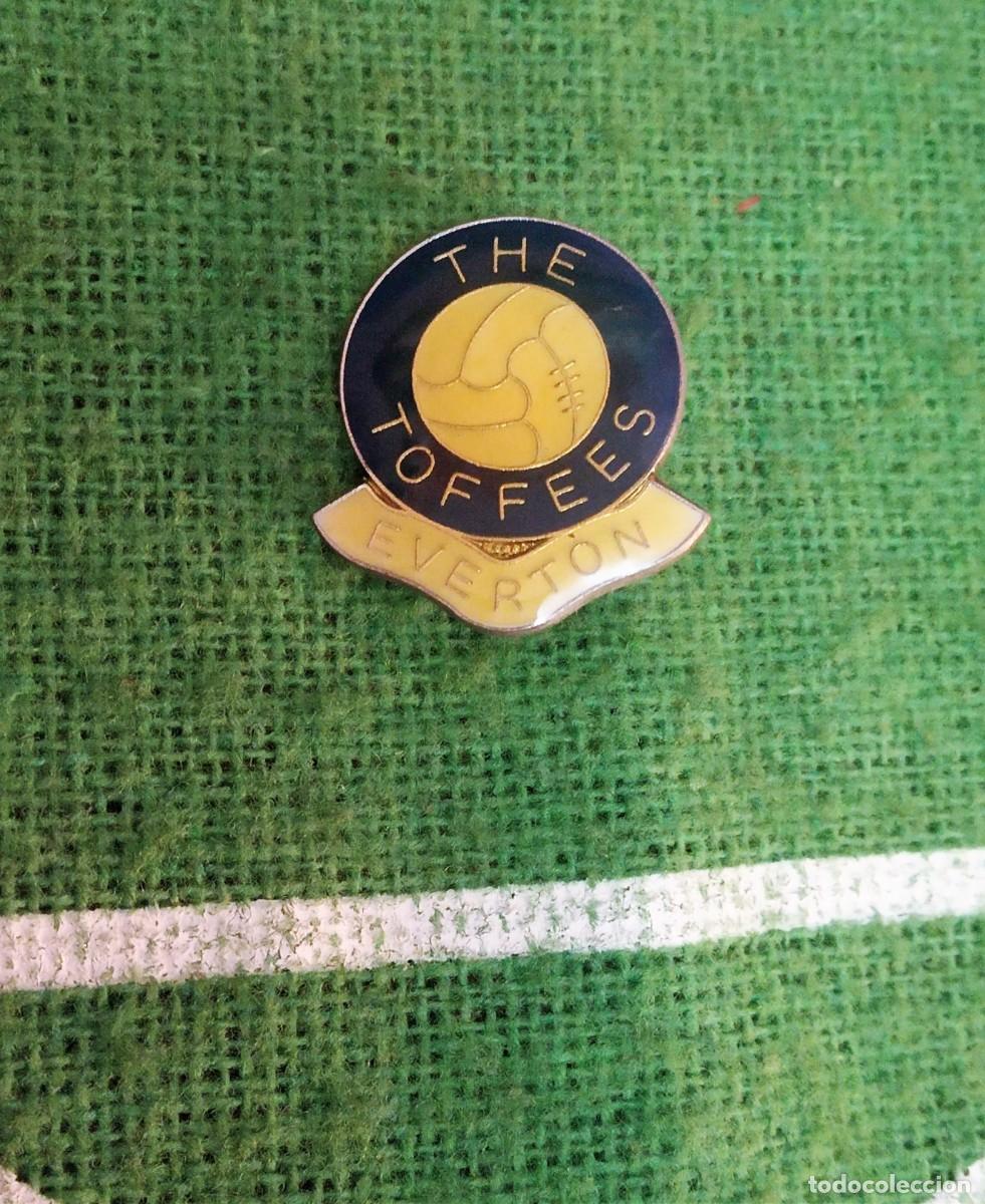 Colecionismo desportivo: PIN DE FUTBOL - EVERTON (TOFFEES) -U.K - APODO AFICIONADOS- DE IMPERDIBLE- RARO - ESMALTADO