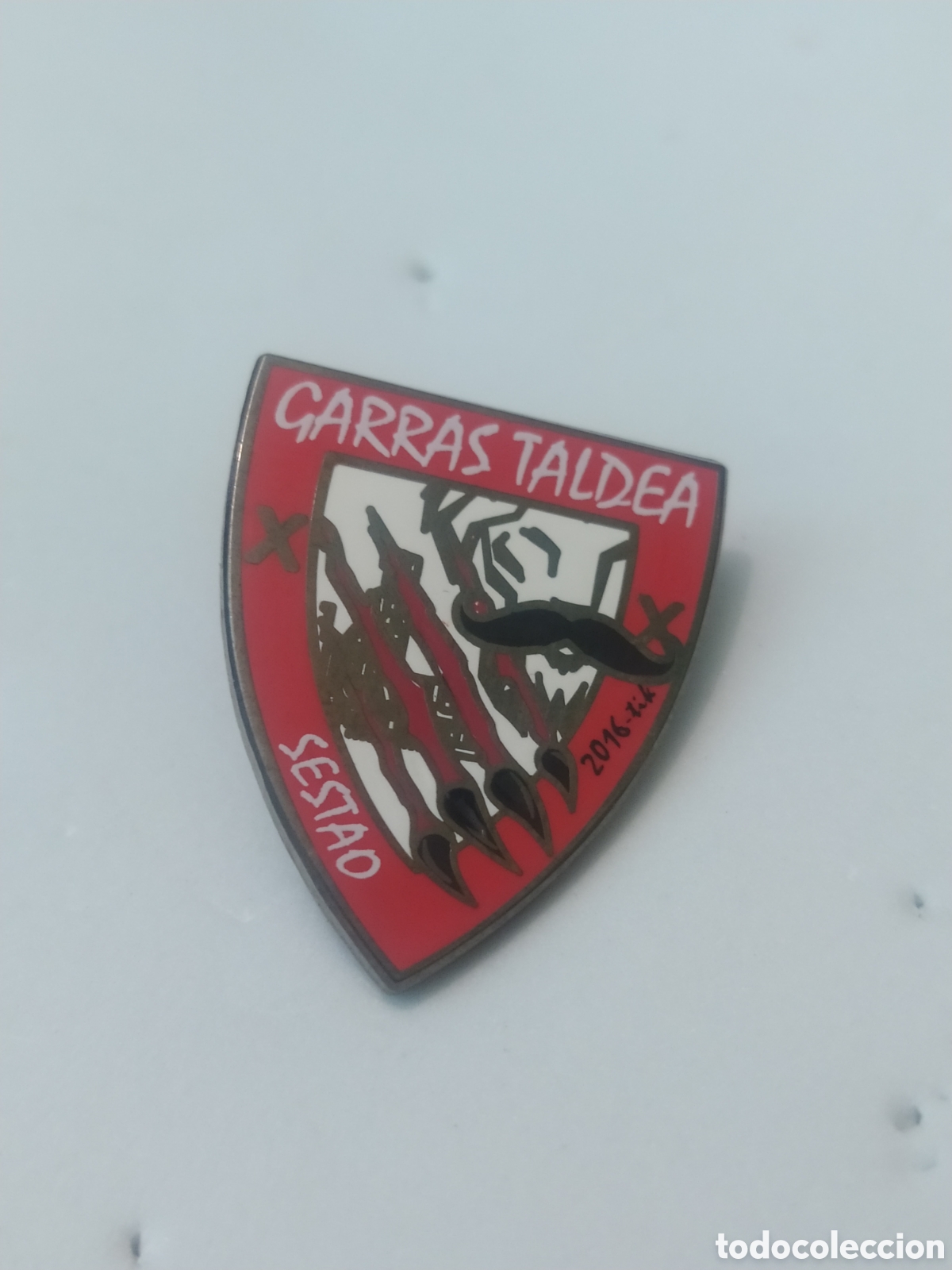 Sammelleidenschaft Sport: PINS DE PE&Ntilde;AS. PE&Ntilde;A ATHLETIC GARRAS TALDEA. SESTAO