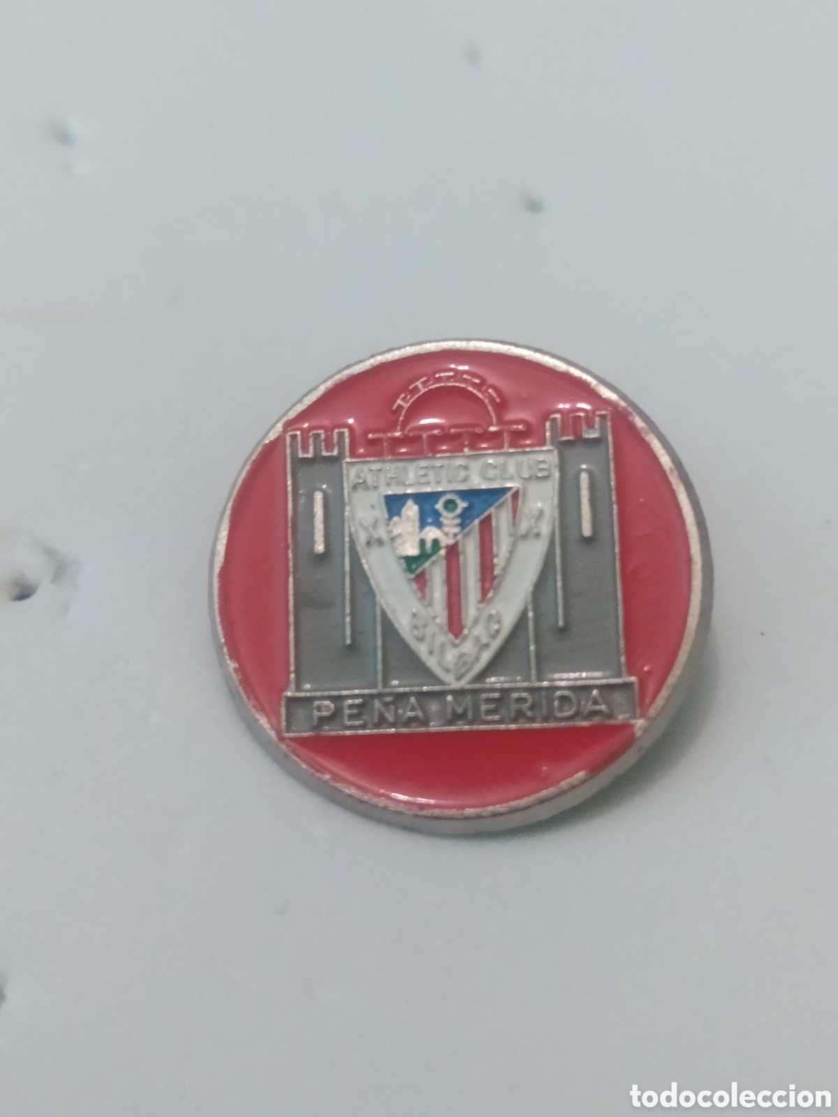 Coleccionismo deportivo: PINS DE PE&Ntilde;AS. PE&Ntilde;A ATHLETIC M&Eacute;RIDA - Foto 1