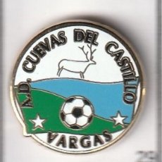 Coleccionismo deportivo: PIN DE FUTBOL AD CUEVAS DEL CASTILLO VARGAS CANTABRIA. Lote 366133031