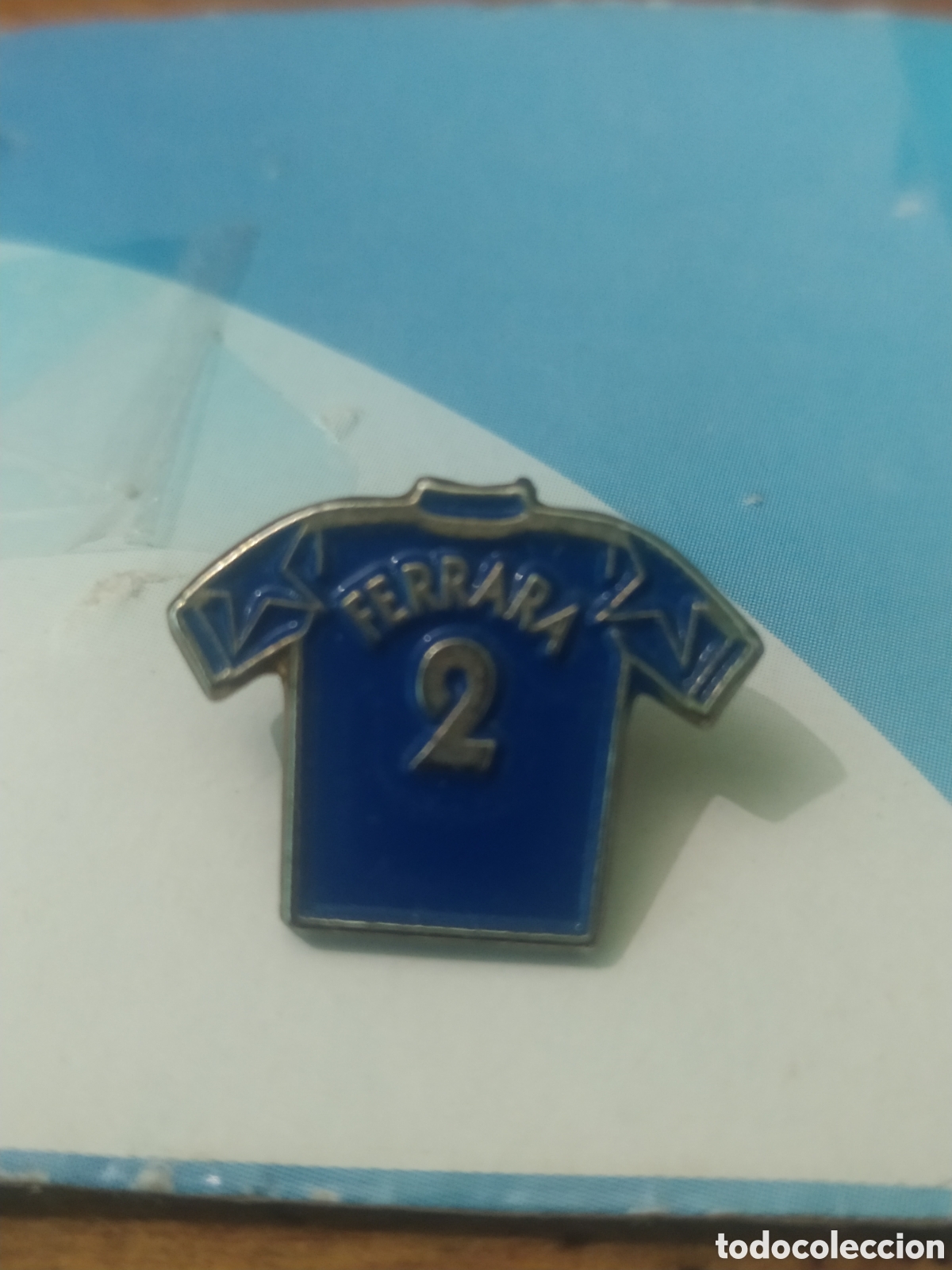Sammelleidenschaft Sport: PINS DE F&Uacute;TBOL. CAMISETA FERRARA. JUVENTUS CF ITALIA