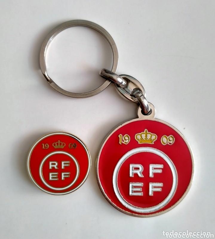 Colecionismo desportivo: PIN + LLAVERO DE LA REAL FEDERACI&Oacute;N ESPA&Ntilde;OLA DE F&Uacute;TBOL- RFEF - SELECCI&Oacute;N ESPA&Ntilde;OLA