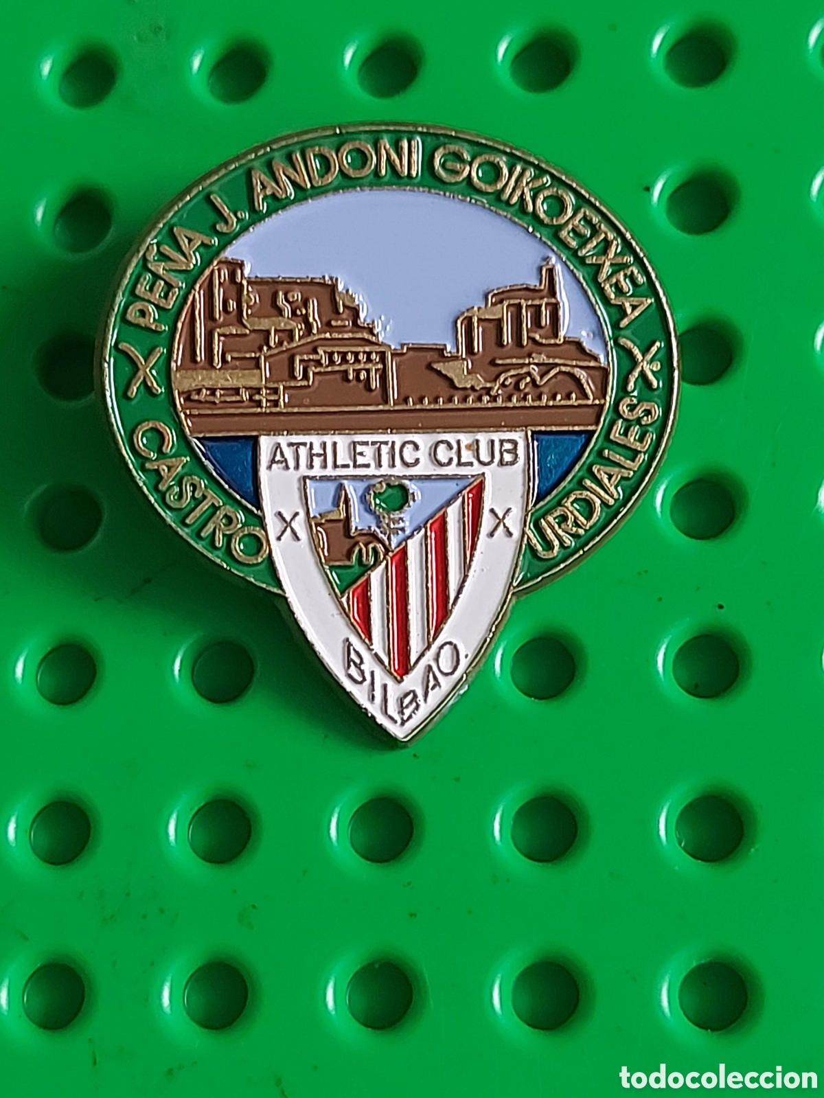 Coleccionismo deportivo: Pin Pe&ntilde;a Athletic de Bilbao Castro Urdiales