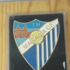 Coleccionismo deportivo: MALAGA CLUB DE FUTBOL. GRAN ESCUDO CONFECCIONADO POR PINS. EN ESTUCHE.. Lote 380536784