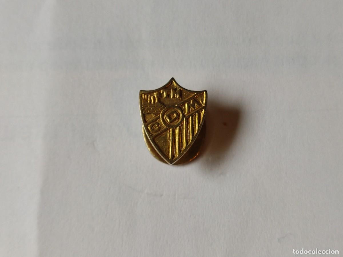 Coleccionismo deportivo: ANTIGUO PIN TIPO SOLAPA DEL CLUB DEPORTIVO MALAGA-TONO DORADO
