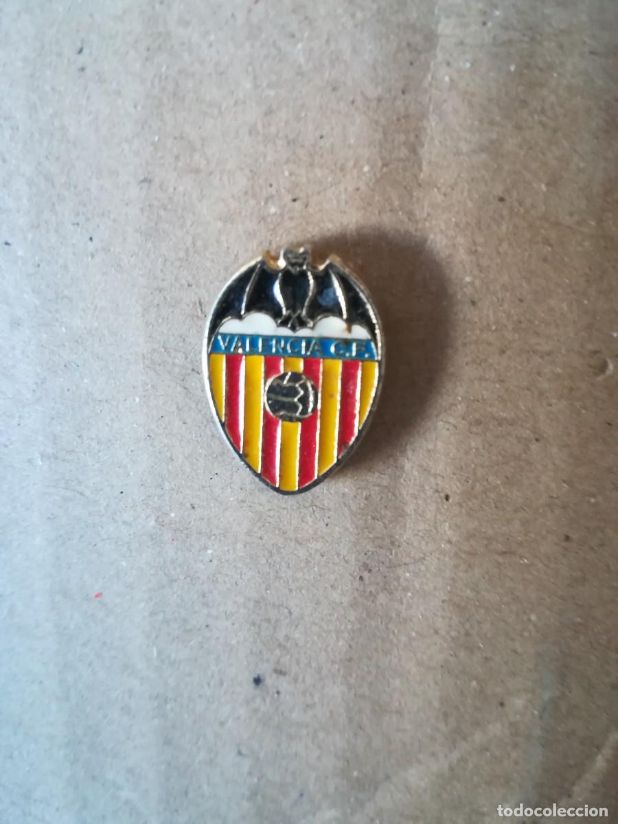 Collezionismo sportivo: PIN ESCUDO DEL VALENCIA C.F. , CON CIERRE - A&Ntilde;OS 90.