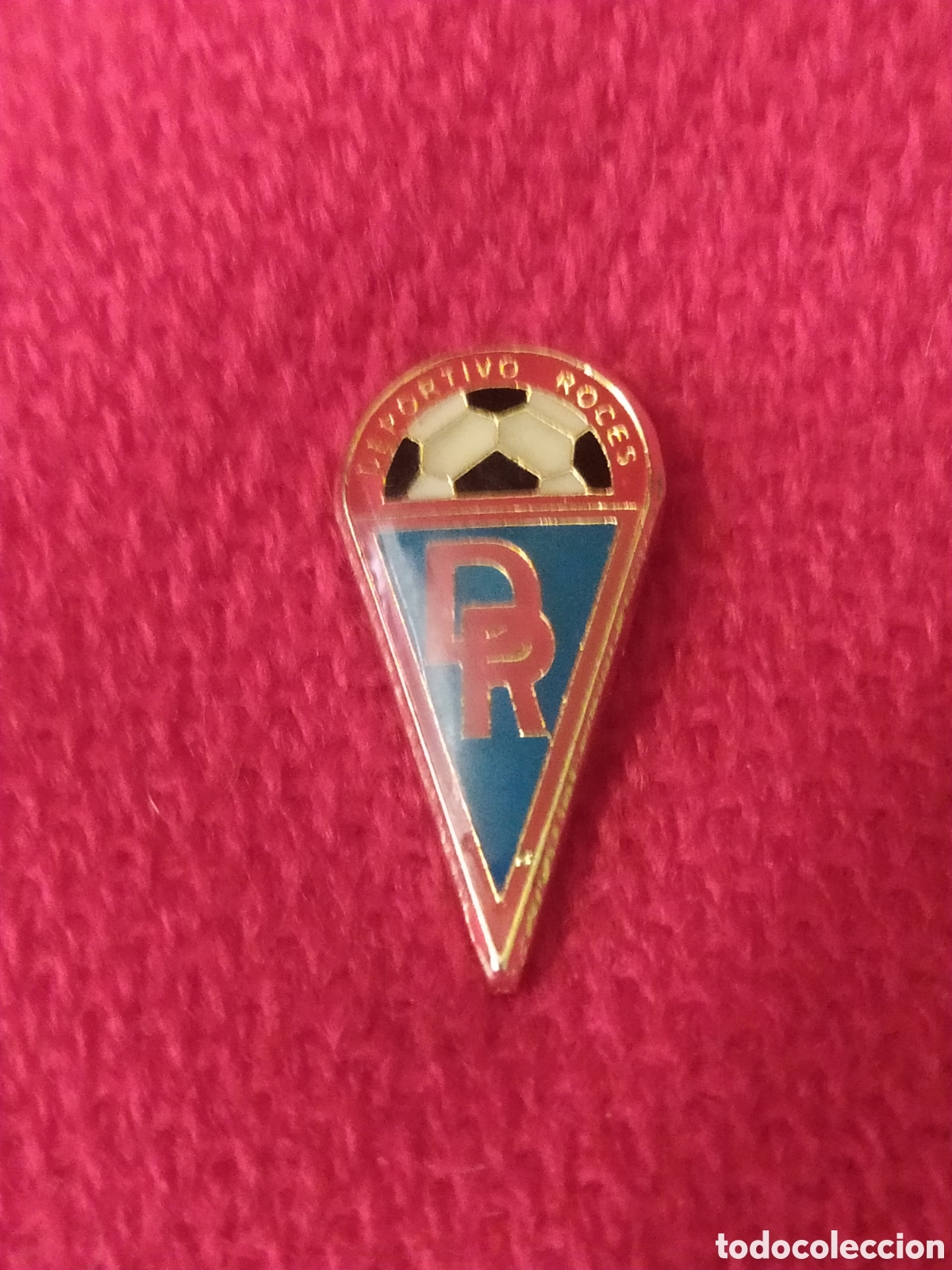 Coleccionismo deportivo: PINS DE F&Uacute;TBOL DEPORTIVO ROCES . GIJ&Oacute;N ASTURIAS