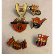 Coleccionismo deportivo: LOTE 6 PINS FUTBOL CLUB BARCELONA - LICENCIA OFICIAL. Lote 392073539
