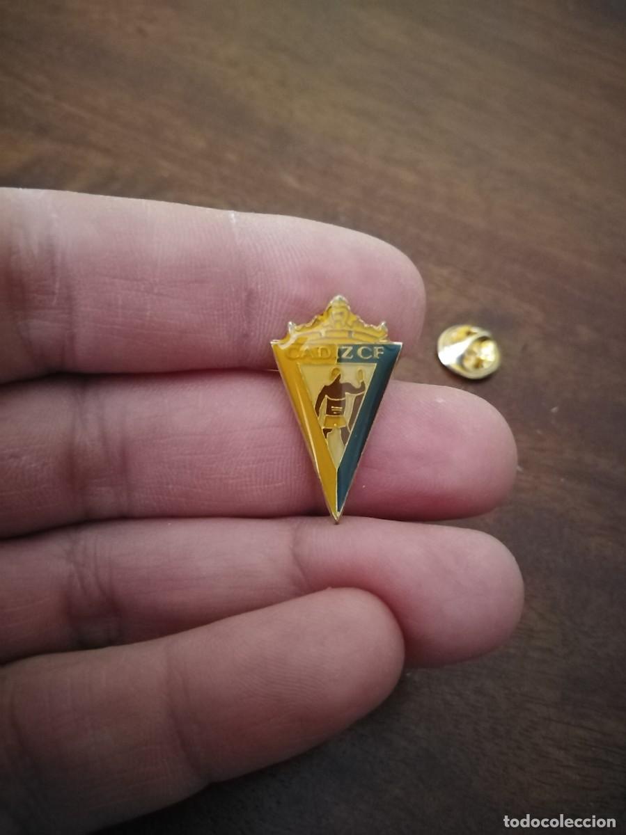 Coleccionismo deportivo: Pin del C&aacute;diz. - Foto 2
