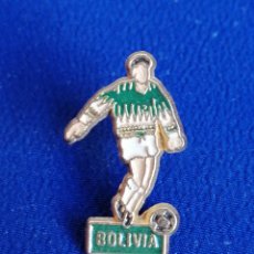 Coleccionismo deportivo: SELECCIÓN BOLIVIA FUTBOLISTA PIN. Lote 397458729