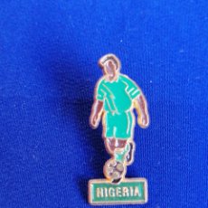 Coleccionismo deportivo: SELECCIÓN DE NIGERIA JUGADOR DE FÚTBOL PIN. Lote 399438869