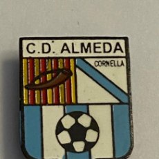 Coleccionismo deportivo: ANTIGUA INSIGNIA CLUB FUTBOL ALMEDA CORNELLA (BARCELONA)