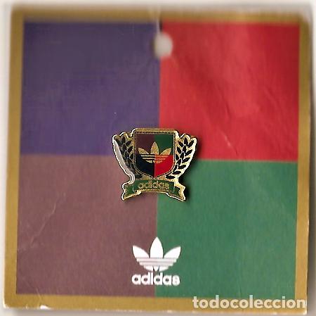 Coleccionismo deportivo: PIN ORIGINAL ADIDAS. CON SU BLISTER DE CART&Oacute;N. NUEVO