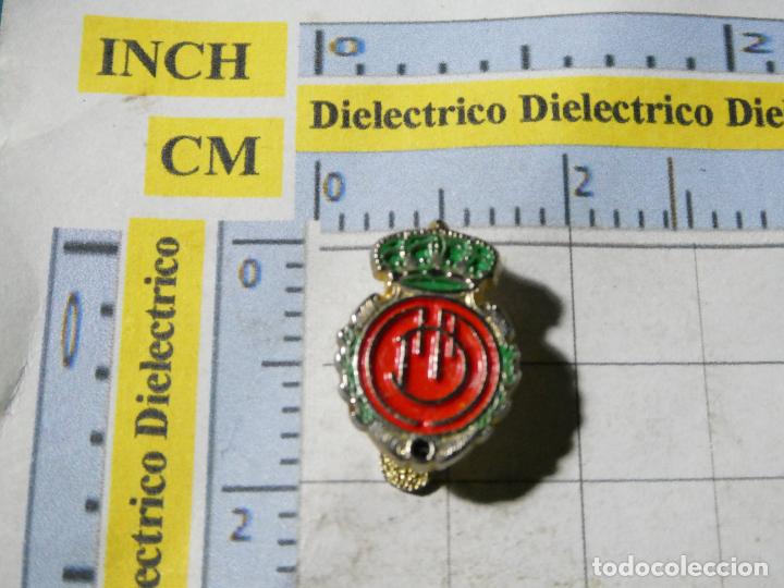 Collezionismo sportivo: INSIGNIA DE OJAL SOLAPA. F&Uacute;TBOL. ESCUDO DEL REAL CLUB DEPORTIVO MALLORCA