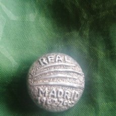 Coleccionismo deportivo: PIN DE PLATA CENTENARIO DEL REAL MADRID CLUB DE FÚTBOL 1902-2002. Lote 402481214