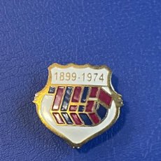 Coleccionismo deportivo: INSIGNIA DE OJAL DEL FÚTBOL CLUB BARCELONA 1899-1974 75 ANIVERSARIO . ARTIFUTBOL. Lote 403048549