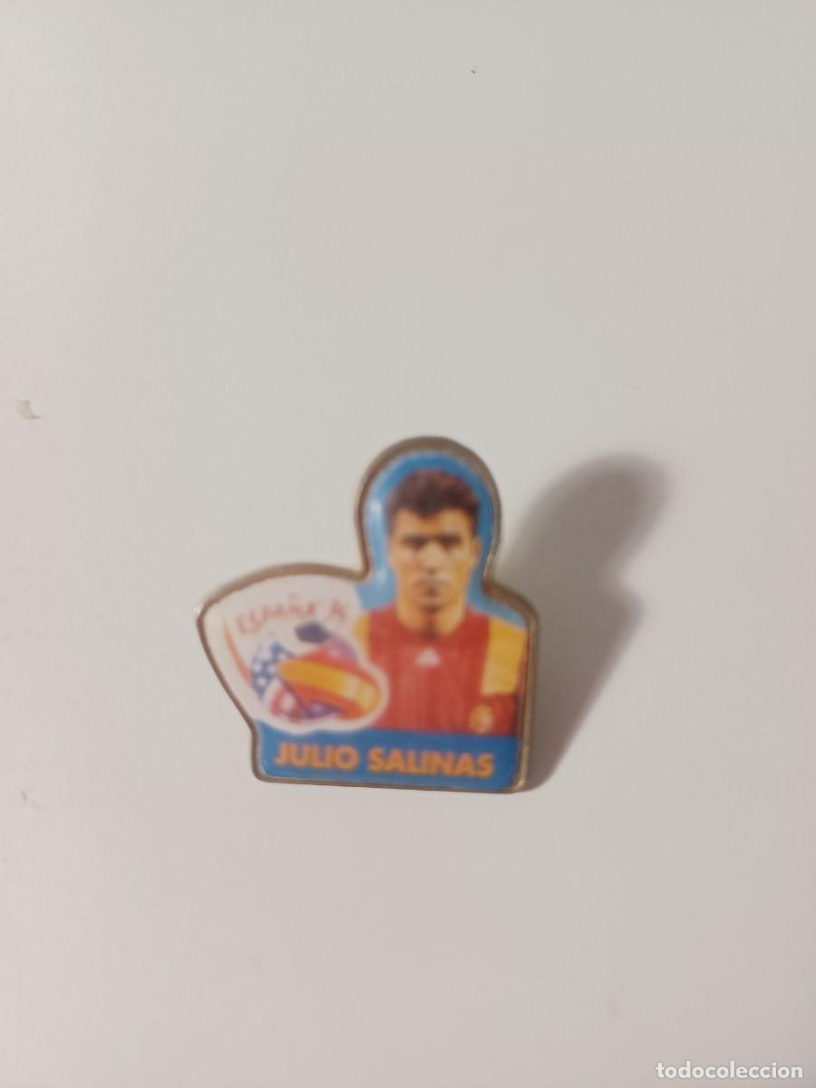 Coleccionismo deportivo: Pin Julio Salinas usa 94 - Foto 1