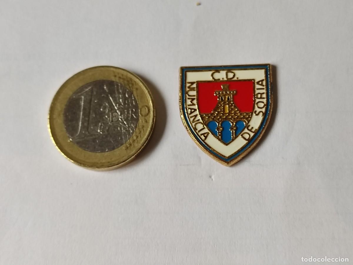Coleccionismo deportivo: PIN DE FUTBOL DEL CLUB DEPORTIVO NUMANCIA DE SORIA