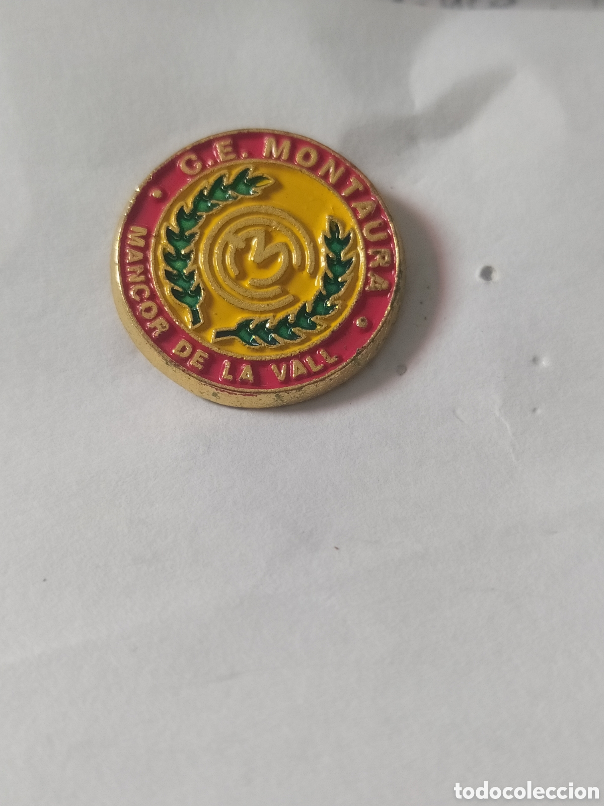 Coleccionismo deportivo: PINS DE F&Uacute;TBOL OFICIAL. CF MONTAURA. MANACOR DE LA VALL. BALEARES