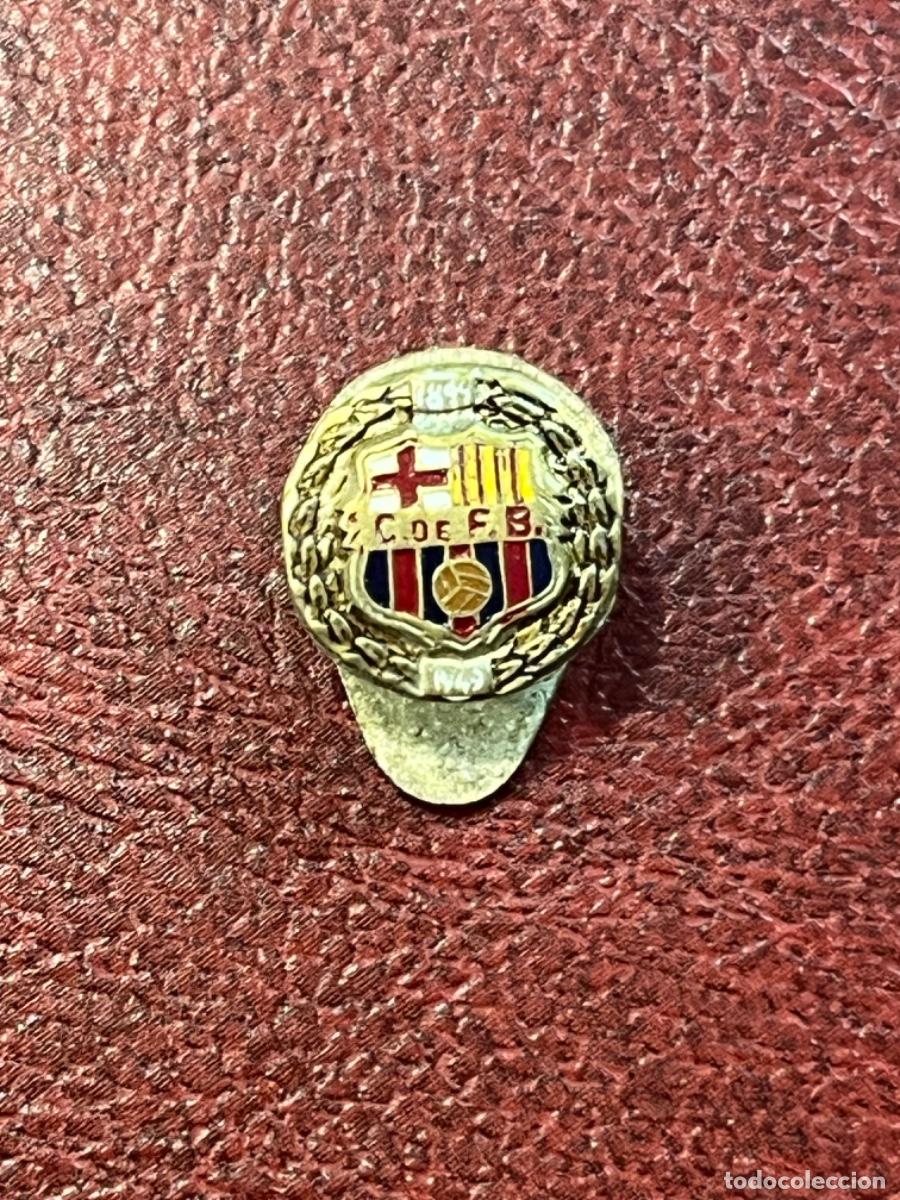 Collezionismo sportivo: INSIGNIA ESMALTADA DE OJAL DEL FUTBOL CLUB BARCELONA 1899-1949. 50 ANIVERSARIO . ARTIFUTBOL.