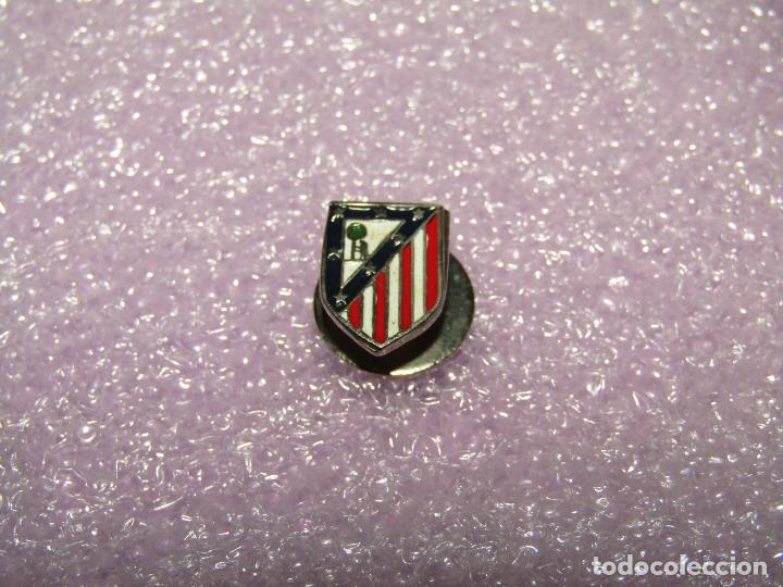 Coleccionismo deportivo: Antigua Insignia de Ojal del ATLETICO DE MADRID