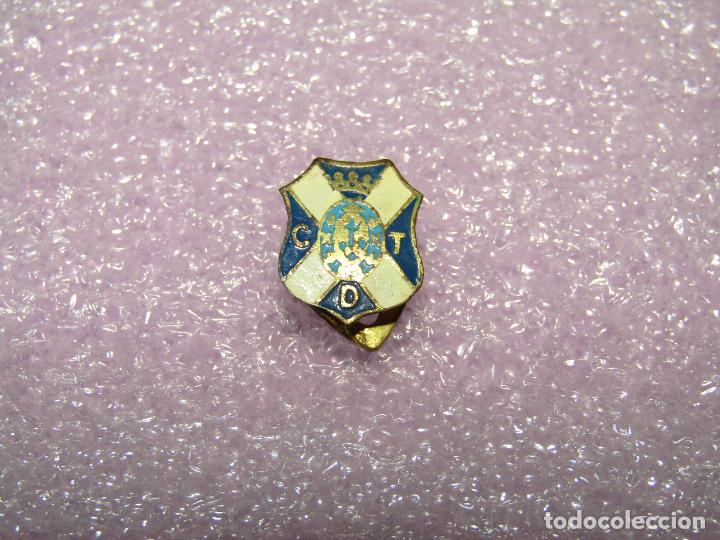 Coleccionismo deportivo: Antigua Insignia de Ojal en Lat&oacute;n del Equipo de Futbol C. D. TENERIFE